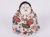 une image représentant une figurine de femme ornée de fleurs