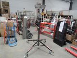 une grande pièce remplie d'outils
