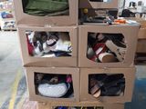 boîtes empilées dans un entrepôt