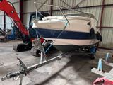un bateau sur une remorque en cours de réparation dans un garage