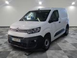 la camionnette blanche est garée dans une grande pièce au sol en damier