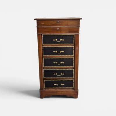 une commode noire et dorée sur fond blanc