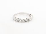 une alliance en or blanc sertie de cinq diamants ronds