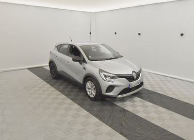 une voiture blanche garée dans un garage au sol en damier