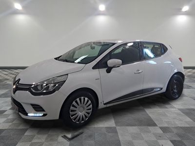 la voiture blanche est garée sur un sol en damier dans le garage