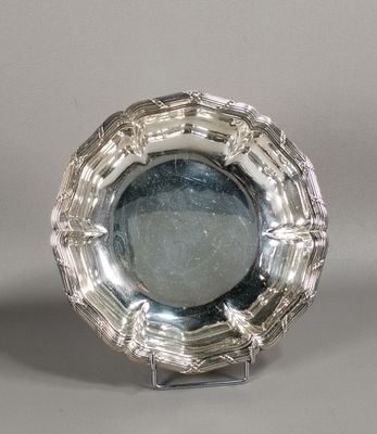 une assiette en argent posée sur un socle