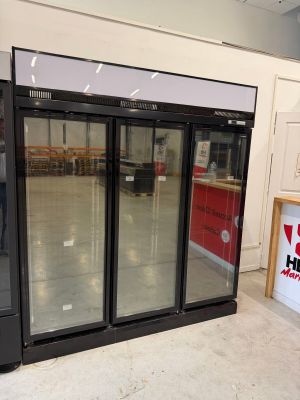 une photo d'un réfrigérateur dans un magasin, les portes ouvertes