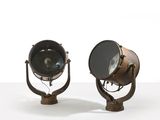 une paire de lampes à projecteur anciennes sur fond blanc