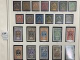 une photo montrant un présentoir de timbres accroché au mur
