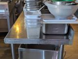 une table en métal sur laquelle est posé un bol contenant de la nourriture
