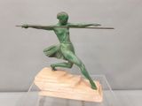 statue en bronze représentant une femme tenant une lance, posée sur un socle en marbre