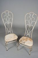 Paire de chaises en fer forgé laqué blanc et or à hauts doss… (photo 2)