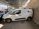 une camionnette blanche garée près d'un mur