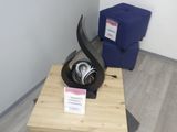 une table en bois sur laquelle se trouve une sculpture noire