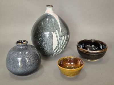 trois types différents de vases et de coupes sur la table