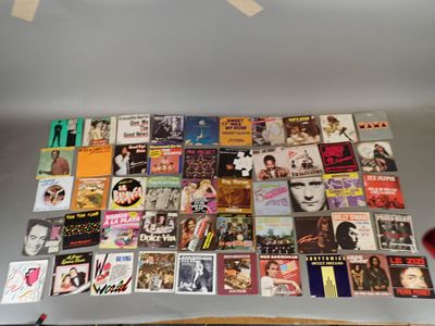 une grande collection de CD et de CD accrochés au mur