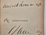 un vieux livre écrit posé sur une table