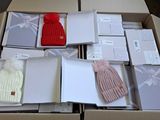 une boîte contenant de nombreux objets, posée sur une table
