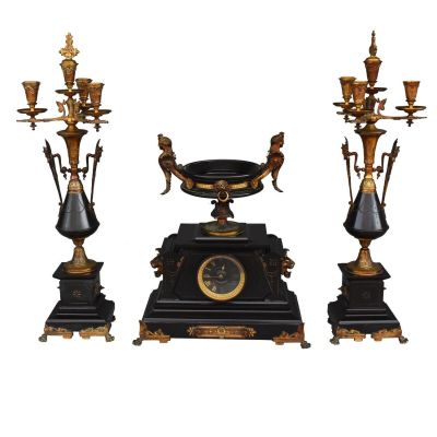 une horloge noire et or posée sur une table