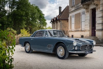 une voiture bleue garée devant une maison