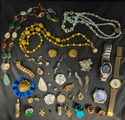 plusieurs types de bijoux différents exposés sur une table