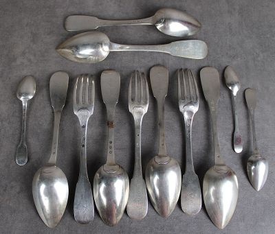beaucoup de cuillères et de fourchettes sur la table
