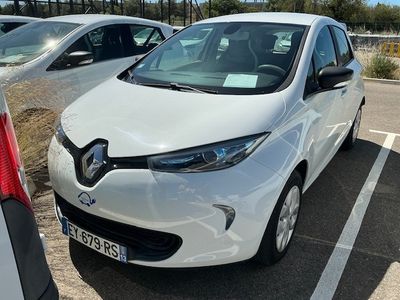 une voiture blanche garée dans un parking
