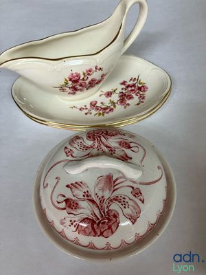 une soucoupe blanche et rouge et une soucoupe posée sur une assiette