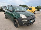 une petite voiture verte garée sur un parking