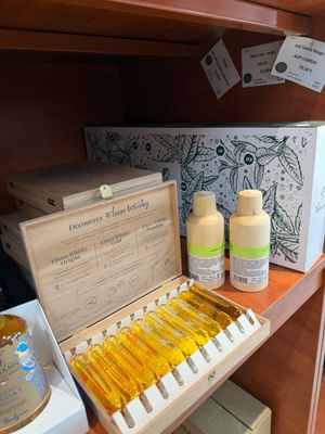 une étagère sur laquelle sont posées de nombreuses bouteilles