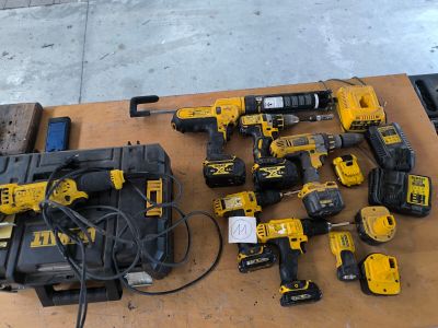 a lot of power tools that are on a table