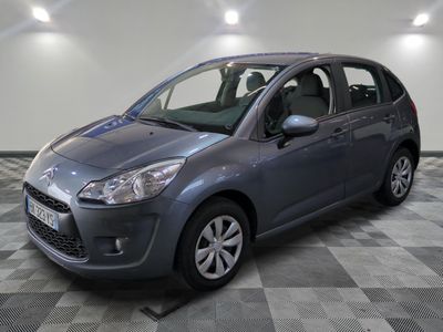 la voiture grise est garée dans le garage sur le sol en damier