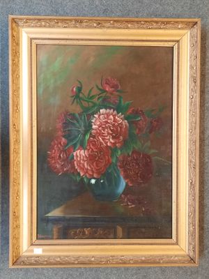 peinture d'un vase de fleurs sur une table à fond bleu