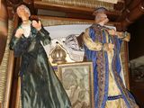 deux figurines assises sur une chaise
