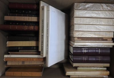 une boîte pleine de livres posée sur une table