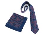 une cravate et une pochette sur fond blanc