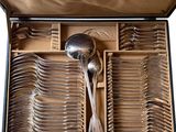 une boîte contenant tout un tas de cuillères et d'autres cuillères à l'intérieur