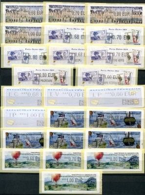 de nombreux timbres exposés sur une table