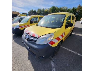 deux fourgonnettes jaunes garées sur un parking, avec des arbres en arrière-plan