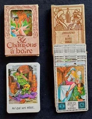 Plusieurs cartes sont posées les unes à côté des autres sur une table.