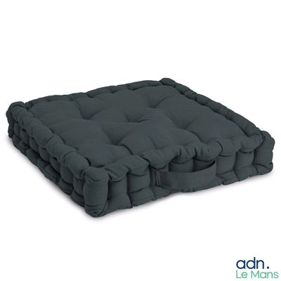 le coussin d'assise est en tissu gris foncé et présente un motif carré