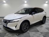 le suv blanc de nissan est garé sur un sol en damier