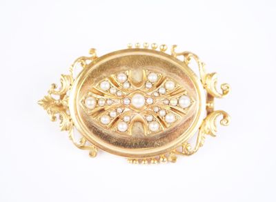 an image of a gold broochle with pearls on a white background