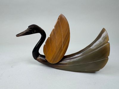 une sculpture représentant un oiseau perché sur une table