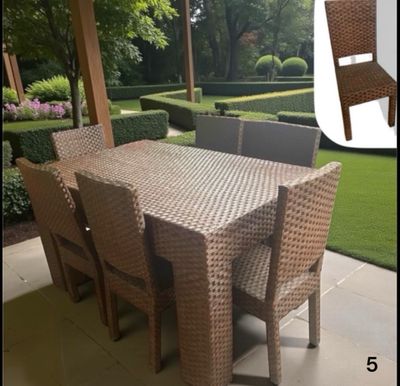 une photo d'une table et de chaises sur une terrasse