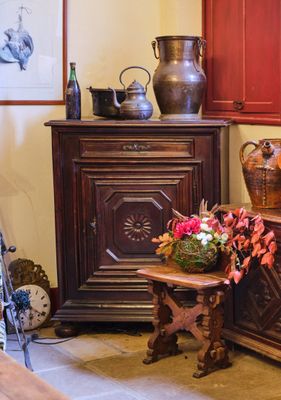une photo d'un salon avec des vases et une table