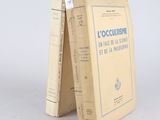 deux livres posés l'un sur l'autre sur une surface blanche