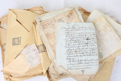 une pile de vieilles lettres et de papiers sur une table