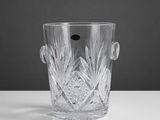 une photo d'un vase en verre posé sur une table