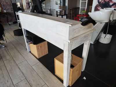 une table en bois avec un lavabo et un miroir en arrière-plan
